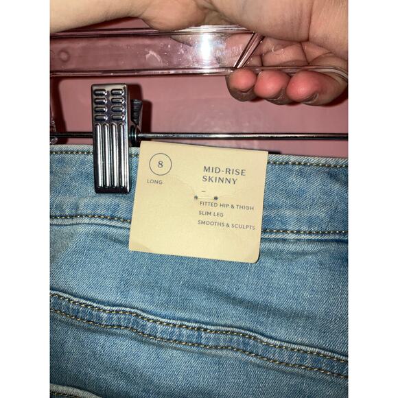 NWT Universal Thread Mid-Rise Skinny Jeans Distressed Light Wash 8 Long - Picture 2 of 6